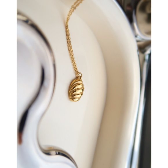 NEW 18K Gold Plated Braided Croissant Necklace - Picture 11 of 14